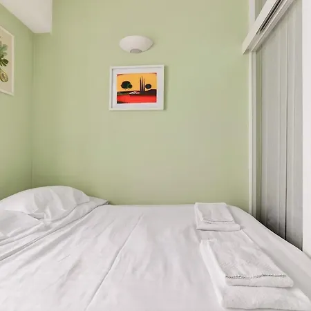 Lejlighed Cozy 1br Flat With Balcony - 5 Min To Tram Station