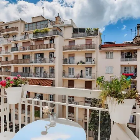 Lejlighed Cozy 1br Flat With Balcony - 5 Min To Tram Station